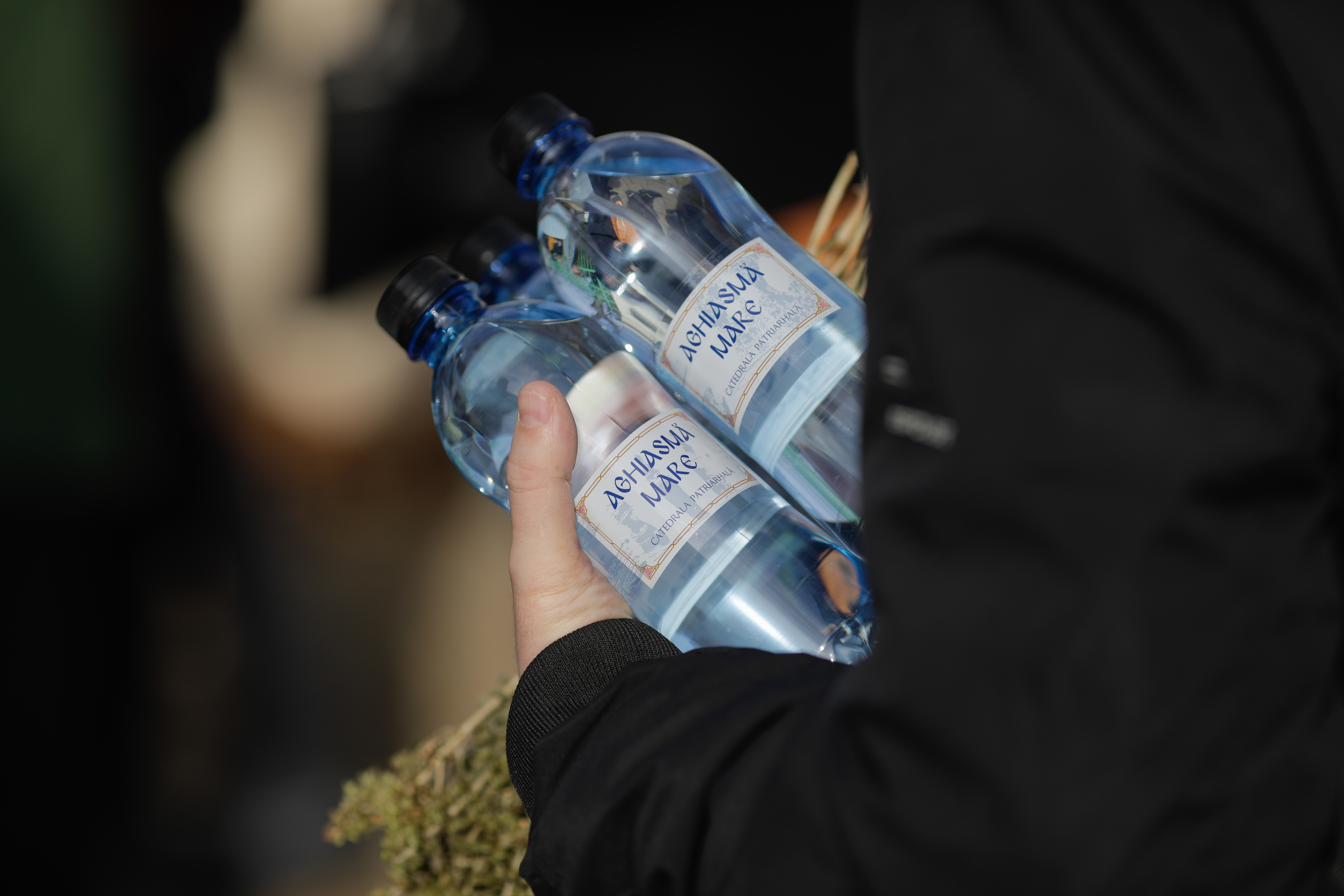 Câte zile se consumă Agheasma Mare, apa sfințită de Bobotează. Părintele explică cum poate fi folosită pentru sănătate și protecție