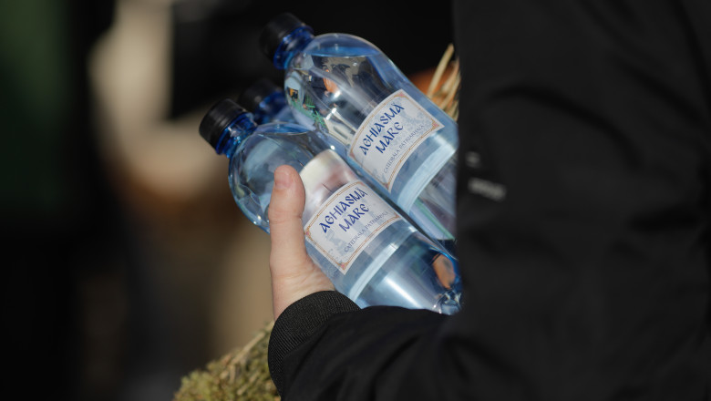 Câte zile se consumă Agheasma Mare, apa sfințită de Bobotează. Părintele explică cum poate fi folosită pentru sănătate și protecție