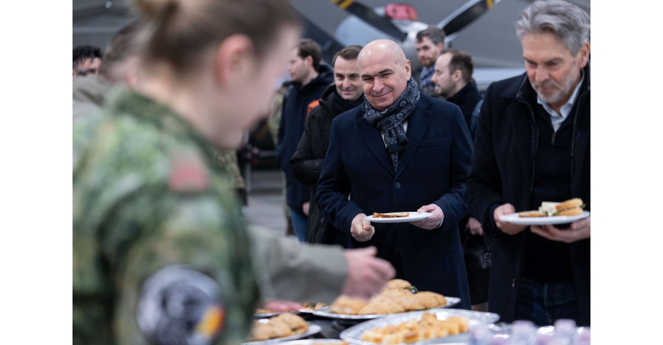 Ilie Bolojan și premierul Olandei au mâncat la popotă, alături de militarii Bazei Aeriene de la Câmpia Turzii