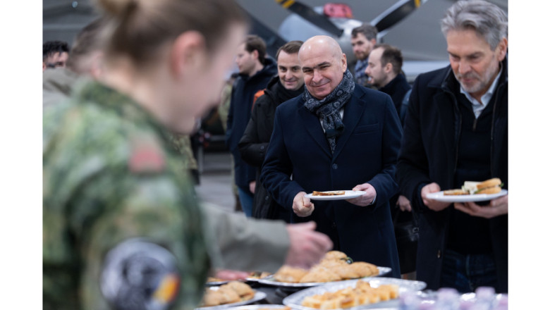 VIDEO  Ilie Bolojan și premierul Olandei au mâncat la popotă, alături de militarii Bazei Aeriene de la Câmpia Turzii