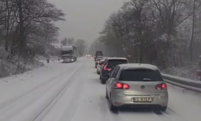 Se circulă greu, în condiţii de ninsoare abundentă, pe A1. Coadă de kilometri pe Valea Oltului - DN 7