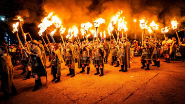 Edinburgh, Scotland. Mon 29 December 2025. Edinburgh’s Hogmanay, in partnership with EventScotland, presented the spectacular Torchlight Procession, which lit up the city with a river of fire, created by 15,000 torch bearers and friends from around the wo