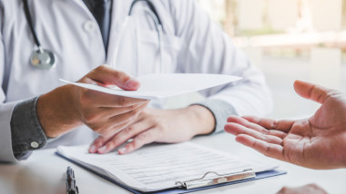 medic pacient acte medicale shutterstock