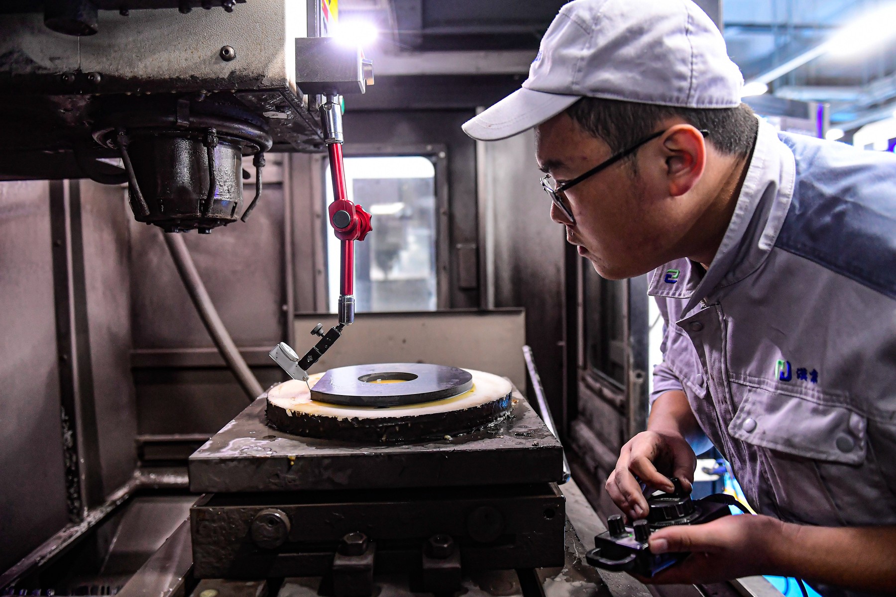 China schimbă regulile în industria cipurilor. Cum sunt scoși din joc furnizorii străini de tehnologie (Reuters)