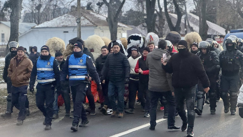 VIDEO&FOTO  Bătaia cu ciomege de la Ruginoasa, oprită de jandarmi cu gaze lacrimogene