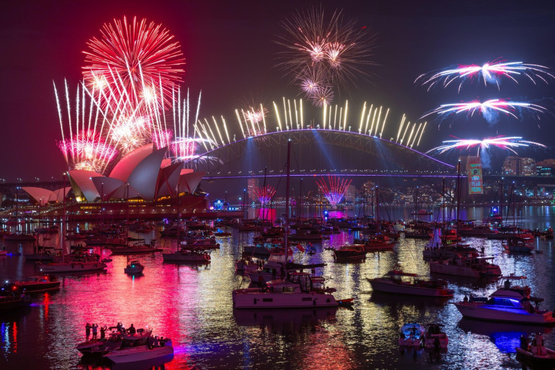 Sydney, Australia. 1 January 2026. Australia celebrates the arrival of 2026 with a midnight fireworks display on Sydney Harbour. Credit: Robert Wallace / Wallace Media Network / Alamy Live News