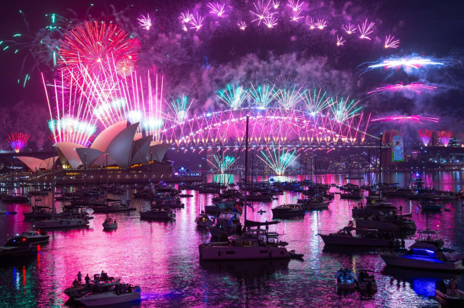 Sydney, Australia. 1 January 2026. Australia celebrates the arrival of 2026 with a midnight fireworks display on Sydney Harbour. Credit: Robert Wallace / Wallace Media Network / Alamy Live News
