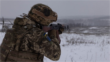 soldat ucrainean trage cu pușca