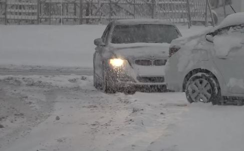 Haos pe șosele din cauza zăpezii, drumuri blocate în stațiunile de la munte. Ninge abundent în 14 județe