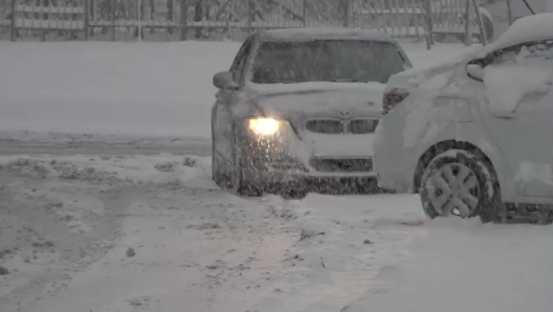 VIDEO  Haos pe șosele din cauza zăpezii, drumuri blocate în stațiunile de la munte. Ninge abundent în 14 județe