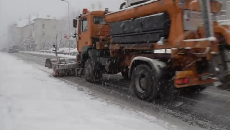 EXCLUSIV  „O iarnă autentică.” Urmează zile cu ninsori, viscol și polei, se depune strat gros de zăpadă. Cât mai ține vremea rea