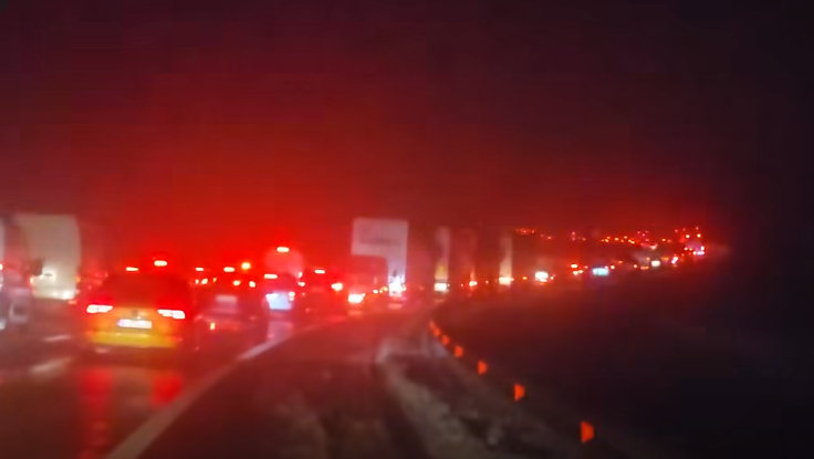 Coloană de maşini pe cinci kilometri, pe autostrada A1, la nodul rutier din localitatea Margina. Recomandările poliţiştilor