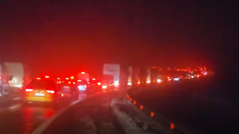 Coloană de maşini pe cinci kilometri, pe autostrada A1, la nodul rutier din localitatea Margina. Recomandările poliţiştilor