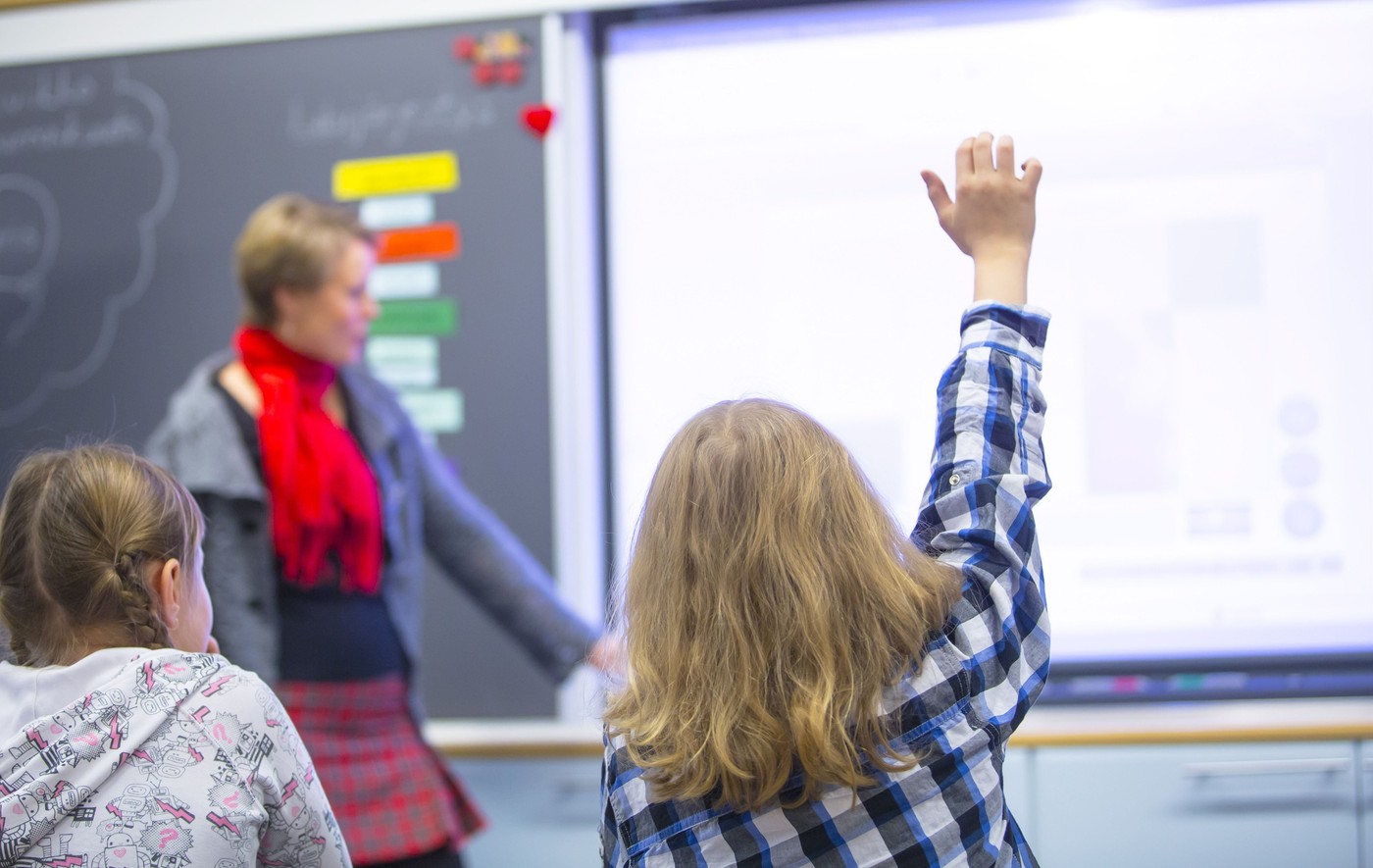 Copiii din Finlanda învață încă de la grădiniță cum să recunoască știri false și imagini create de AI