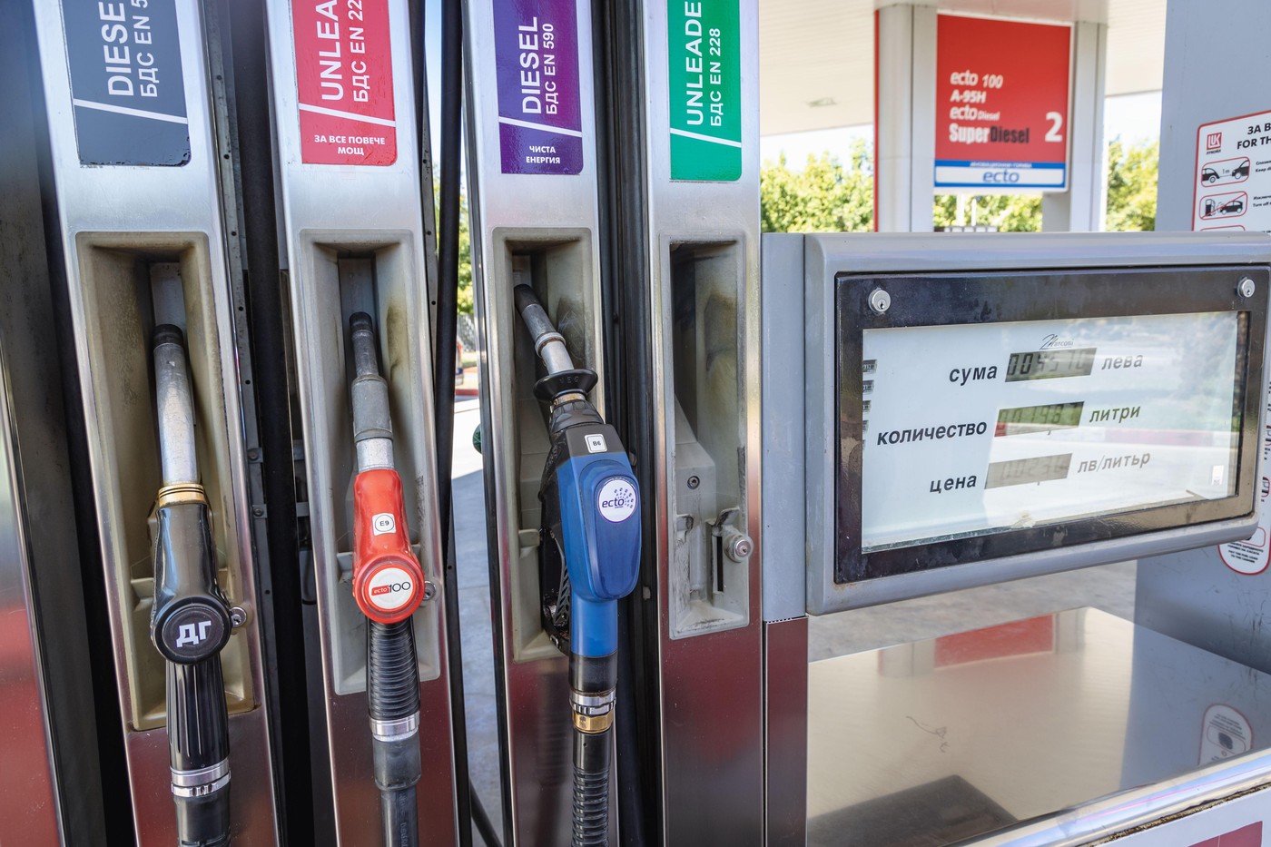 Probleme la benzinăriile din Bulgaria după trecerea la euro. Majoritatea clienților plătesc în leva