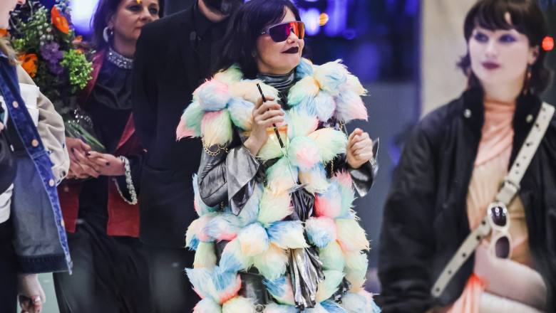 Sfatul cântereței islandeze Bjork pentru groenlandezi: declararea independenței