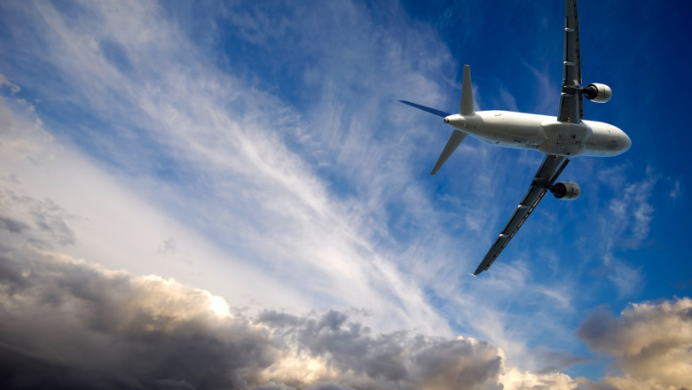 Incidente aviatice pe aeroportul din Cluj-Napoca. Soluția găsită de piloți, după ce avionul a lovit la aterizare un stol de păsări