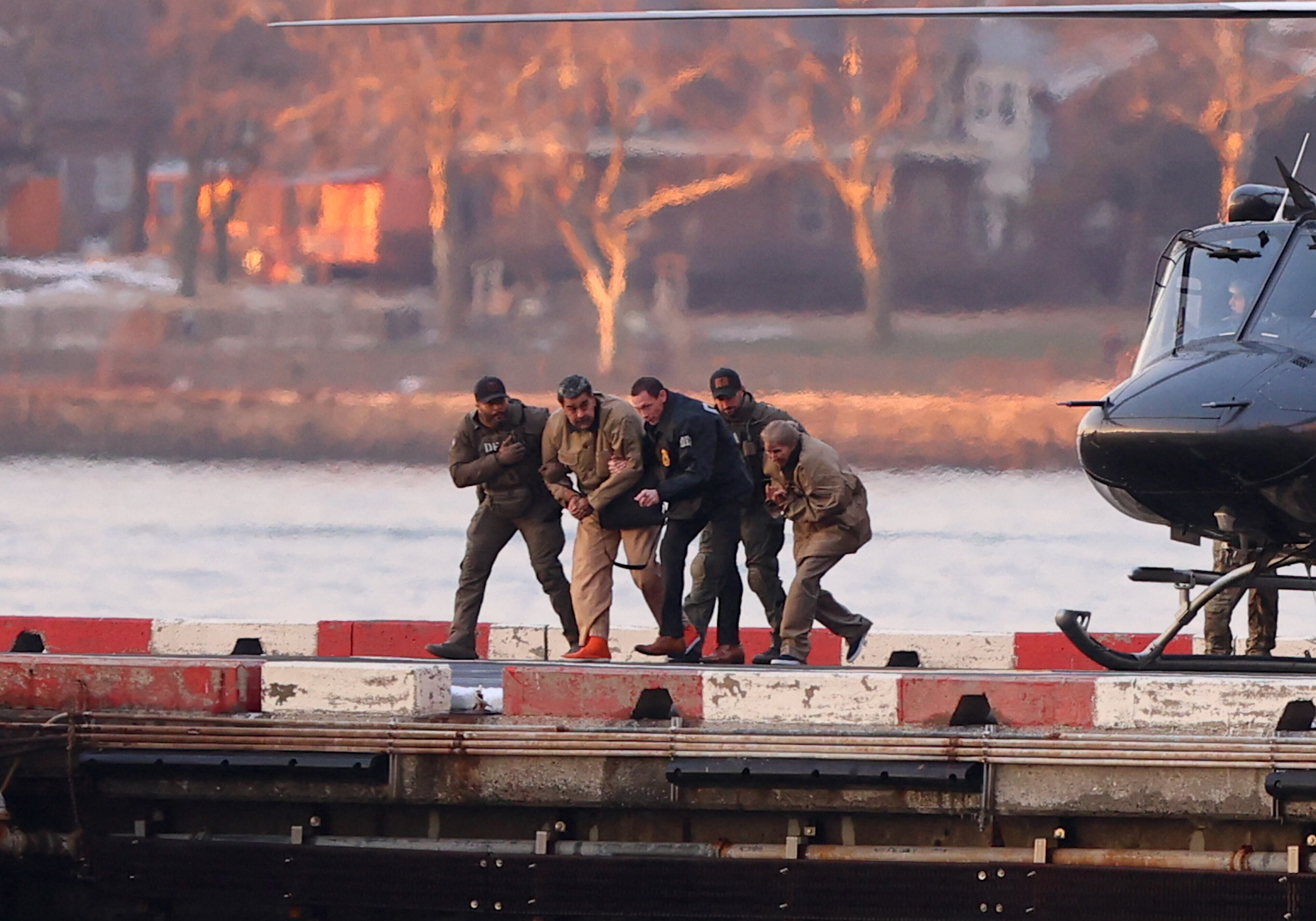 Maduro in žena pred sodiščem v New Yorku zanikala obtožbe; Chavez napovedal ameriški napad.