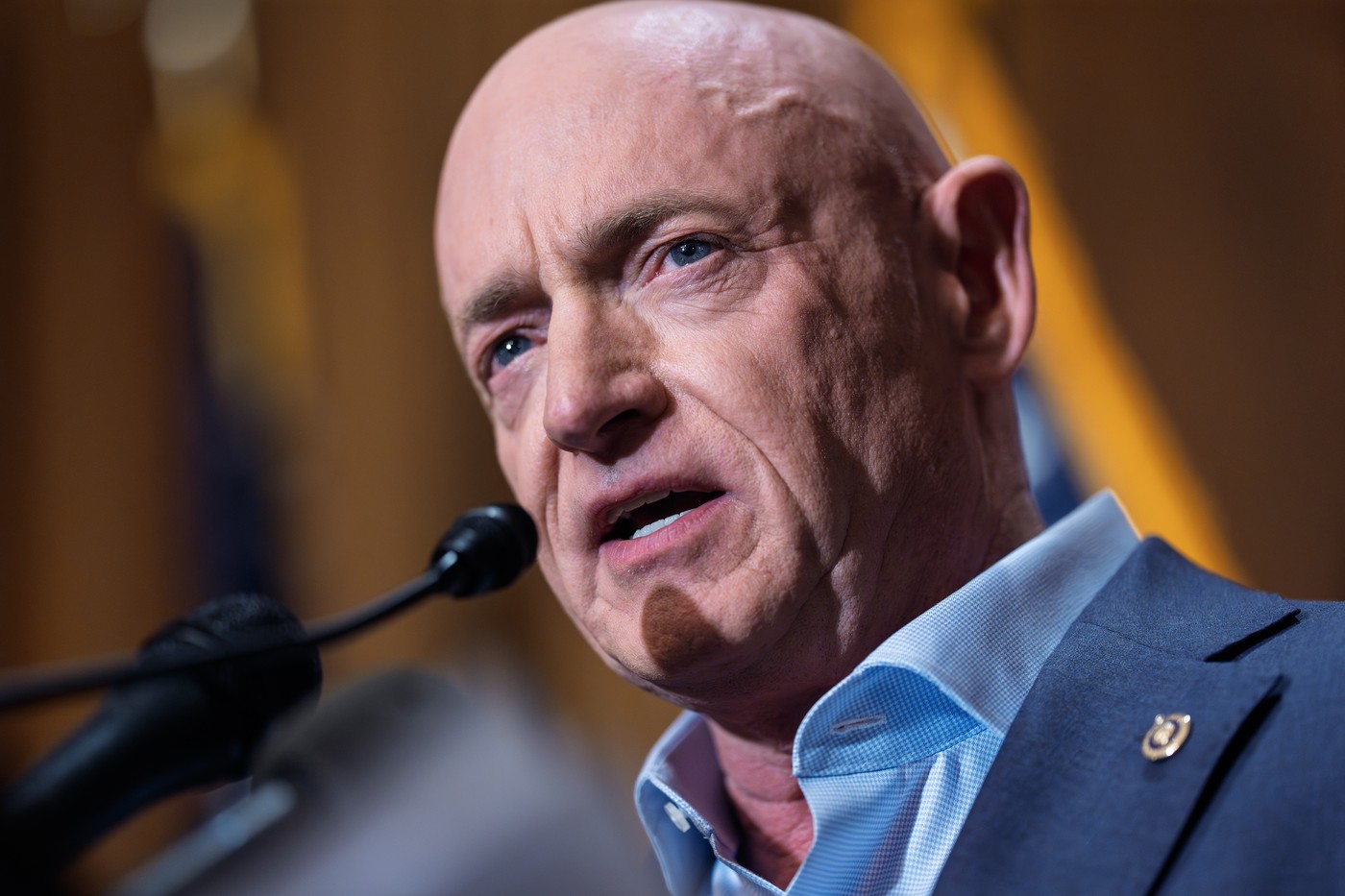 Pentagonul îi reduce gradul şi pensia militară fostului astronaut Mark Kelly, senator democrat: „Conduită necorespunzătoare imprudentă”