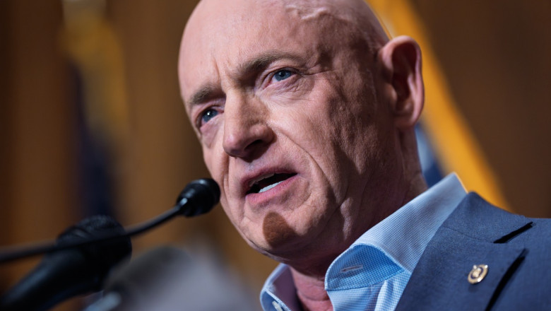 Pentagonul îi reduce gradul şi pensia militară fostului astronaut Mark Kelly, senator democrat: „Conduită necorespunzătoare imprudentă”