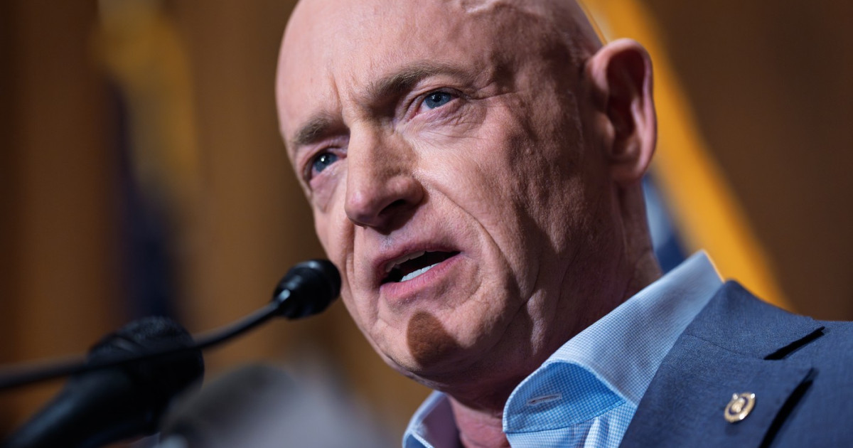 Pentagonul îi reduce gradul lui Mark Kelly, senator