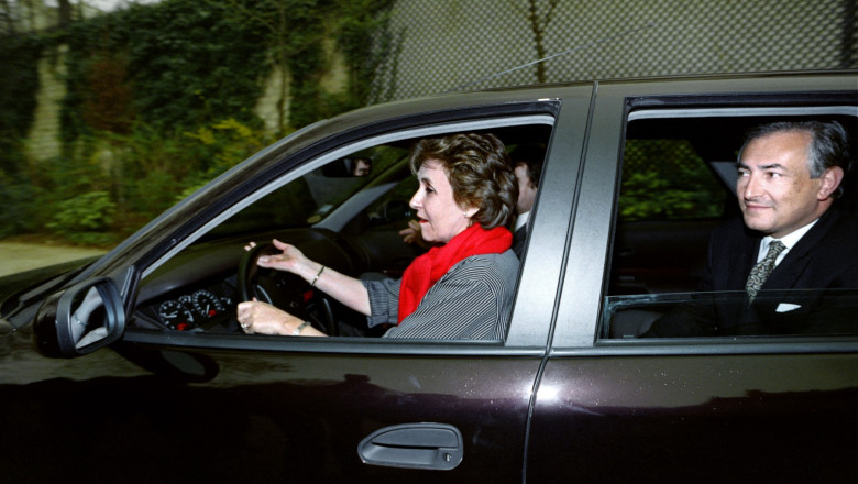 Austeritatea îi lovește pe foștii miniștri francezi: statul nu le va mai asigura șoferi personali pe viață. Și nici pază