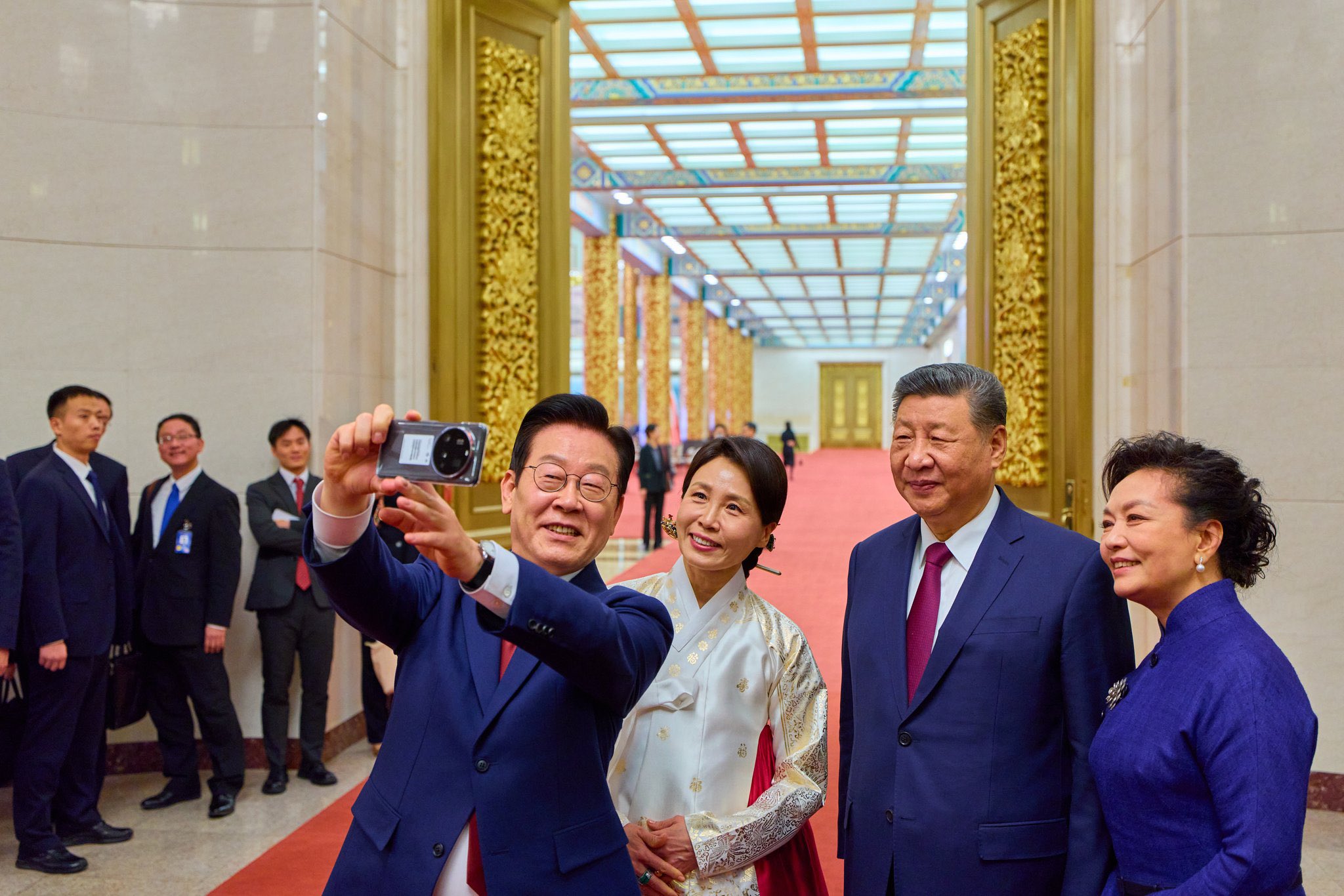 Selfie cu Xi Jinping și resetarea relațiilor cu China: Prima vizită a unui lider sud-coreean la Beijing după 2019