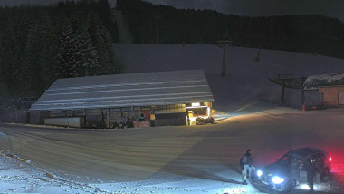 Imaginile surprinse de camera web de la teleschiurile Fieberbrunn arată vehiculul care fuge pe pârtia de schi.