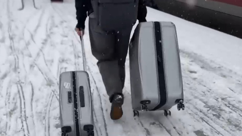 VIDEO  Sute de zboruri anulate, trenuri oprite și camioane blocate: Zăpada perturbă transporturile în Franţa, Marea Britanie şi Olanda