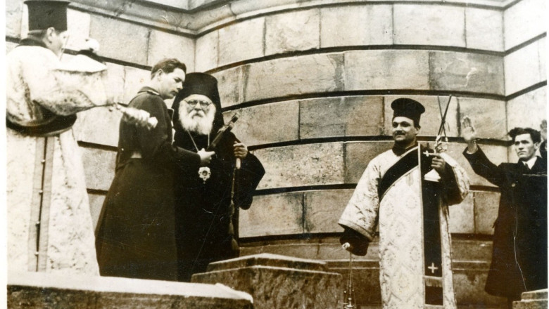 Cine a scos din apa înghețată crucea aruncată de Regele Mihai de Bobotează. Imagini de arhivă