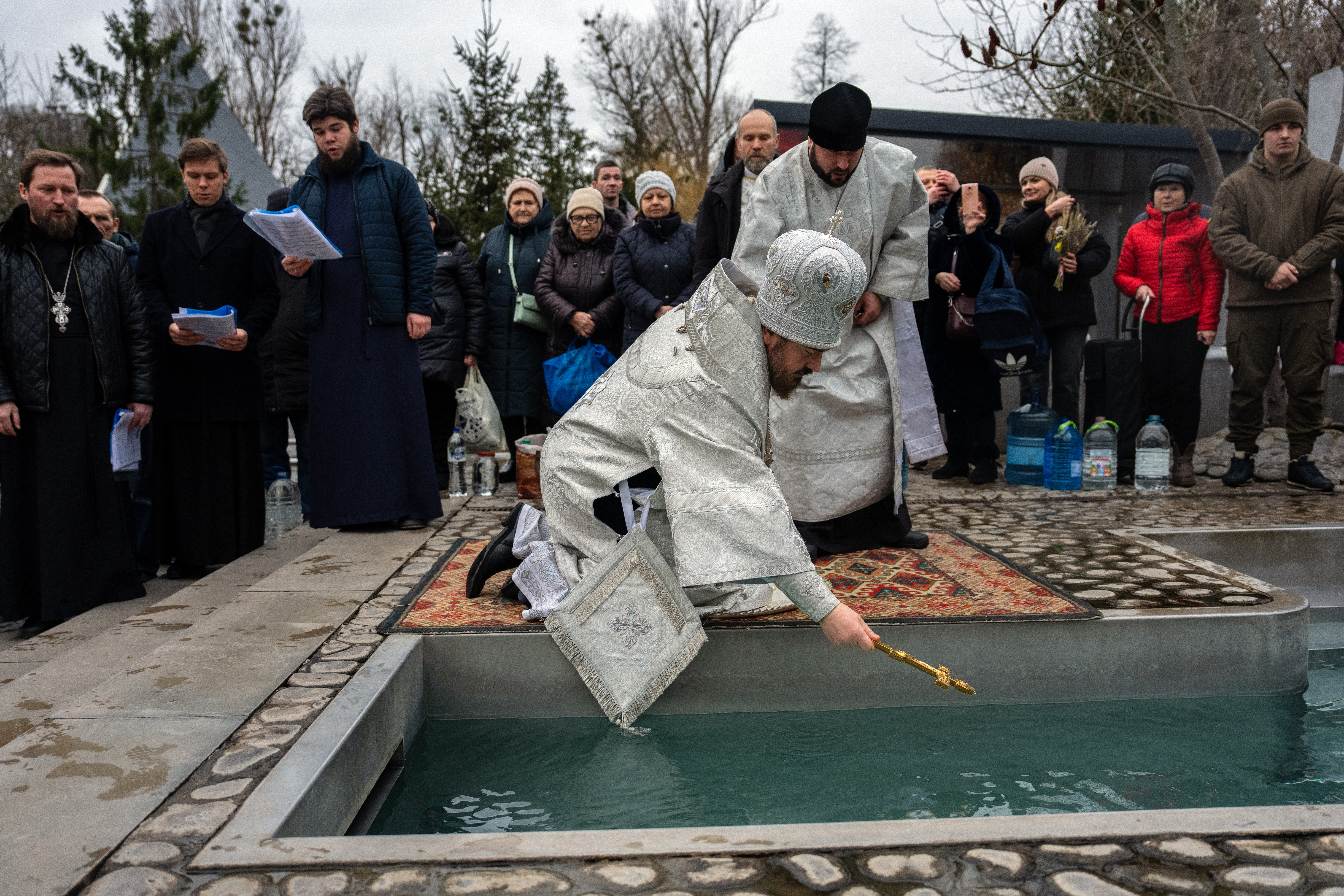 Tradiții de Bobotează 2026. Ce nu au voie credincioșii să facă după slujba de sfințire a apei. Ce simbolizează aruncarea crucii