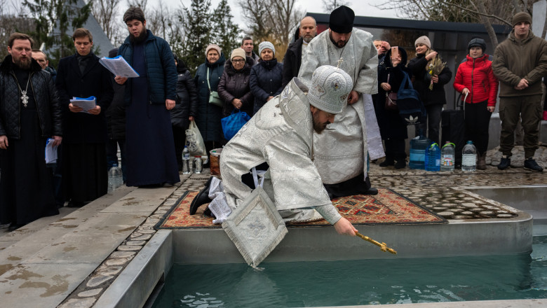 Tradiții de Bobotează 2026. Ce nu au voie credincioșii să facă după slujba de sfințire a apei. Ce simbolizează aruncarea crucii