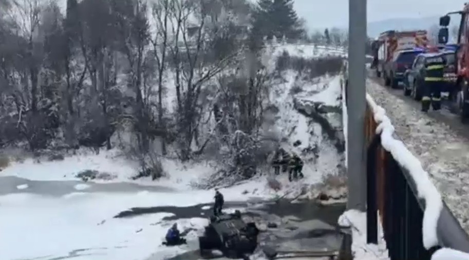 O mașină cu 4 copii și 2 adulți s-a răsturnat în albia râului Bistriţa. Intervenție în forță pentu salvarea victimelor