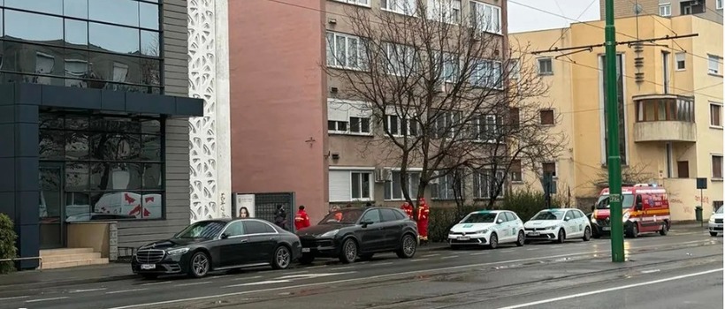Doi bărbaţi au murit după ce s-ar fi aruncat de pe un bloc cu 10 etaje din Arad. Poliţia a deschis o anchetă