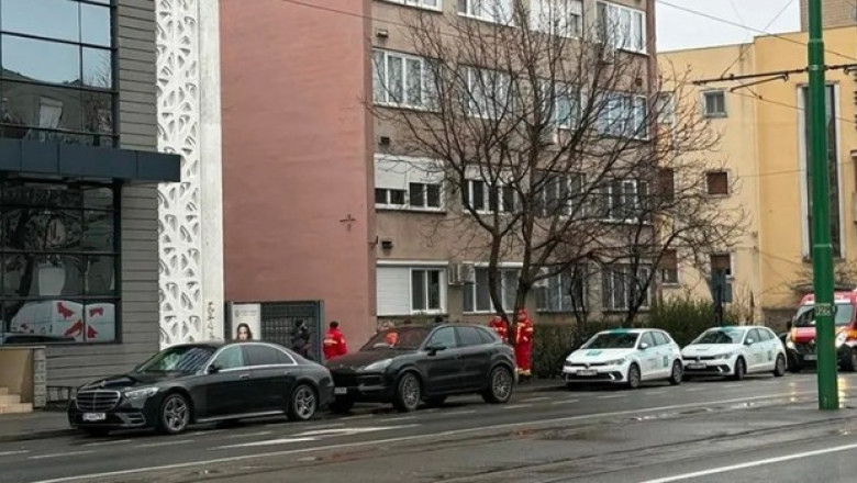 Doi bărbaţi au murit după ce s-ar fi aruncat de pe un bloc cu 10 etaje din Arad. Poliţia a deschis o anchetă