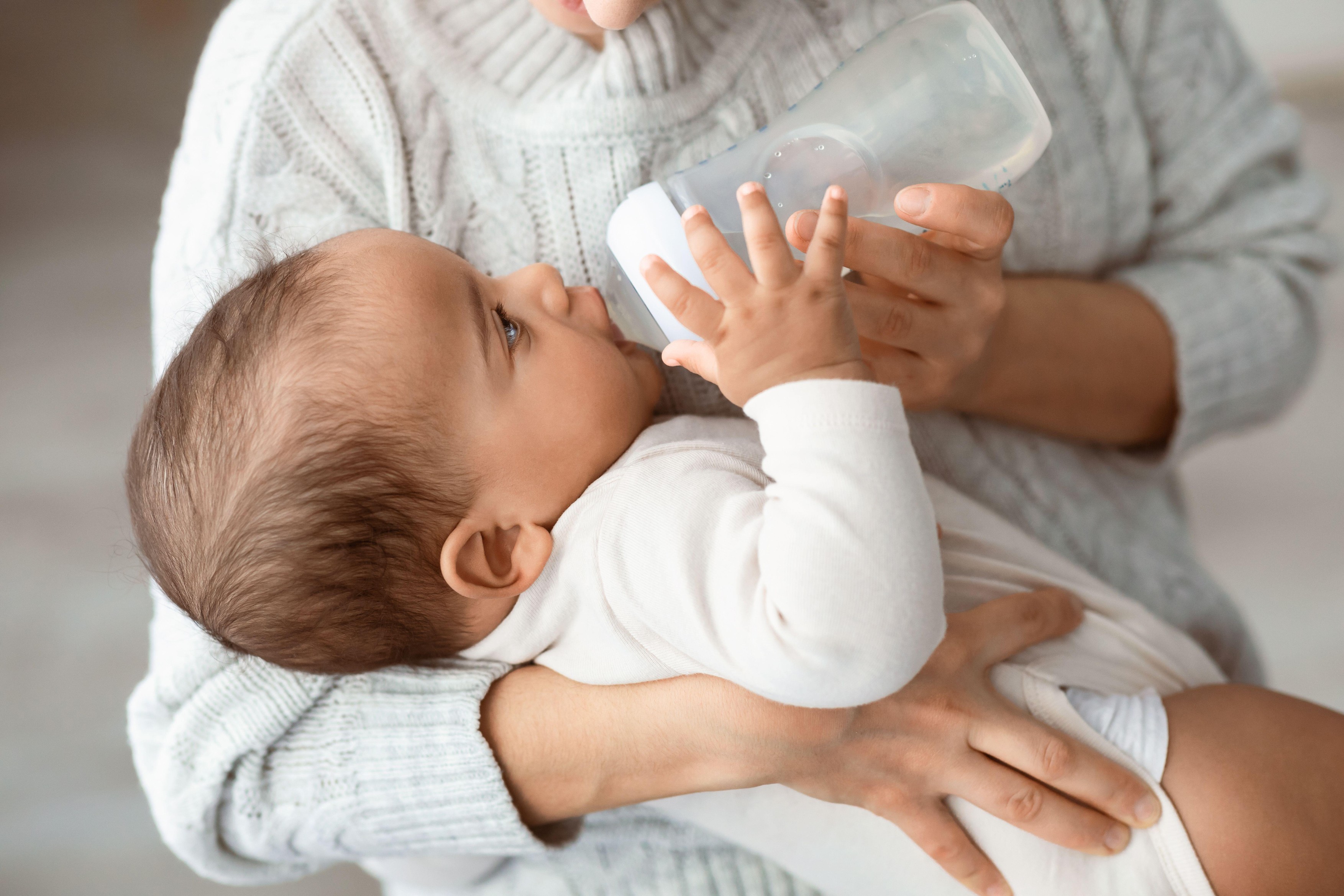 Nestle retrage de pe piața din Europa mai multe loturi de lapte praf pentru sugari din cauza posibilei prezențe a unei toxine