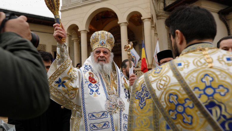 VIDEO  Mii de credincioși la slujbele de Bobotează 2026 și cozi pentru aghiasmă la București, Iași, Cluj și Constanța