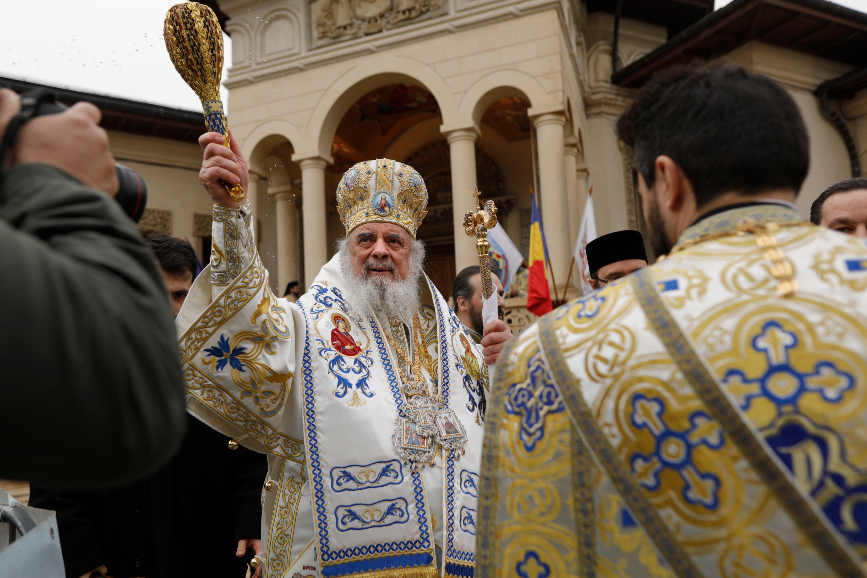 Mii de credincioși la slujbele de Bobotează 2026 și cozi pentru agheasmă la București, Iași, Cluj și Constanța