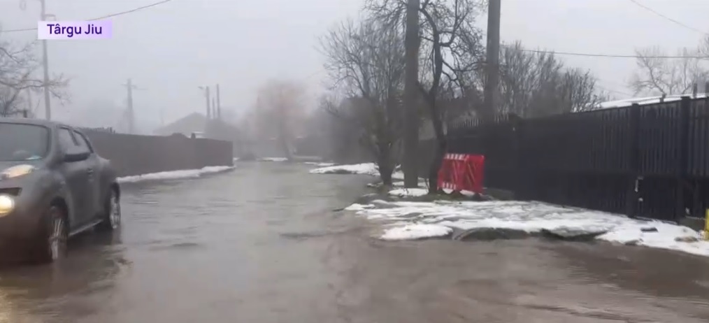 Inundații la Târgu Jiu în urma revărsării unui lac