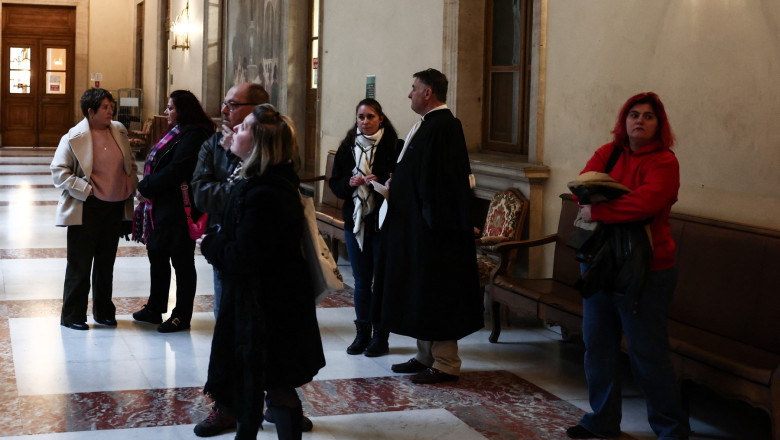 Încă un caz de abuz în serie, în Franța: un așa-zis hipnoterapeut este judecat pentru drogarea și violarea a zeci de femei