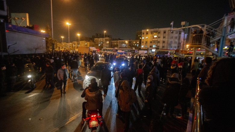 VIDEO  Represalii la proteste, în Iran: 19 morți. Manifestațiile s-au extins în majoritatea provinciilor țării. Avertismentul dur al lui Trump