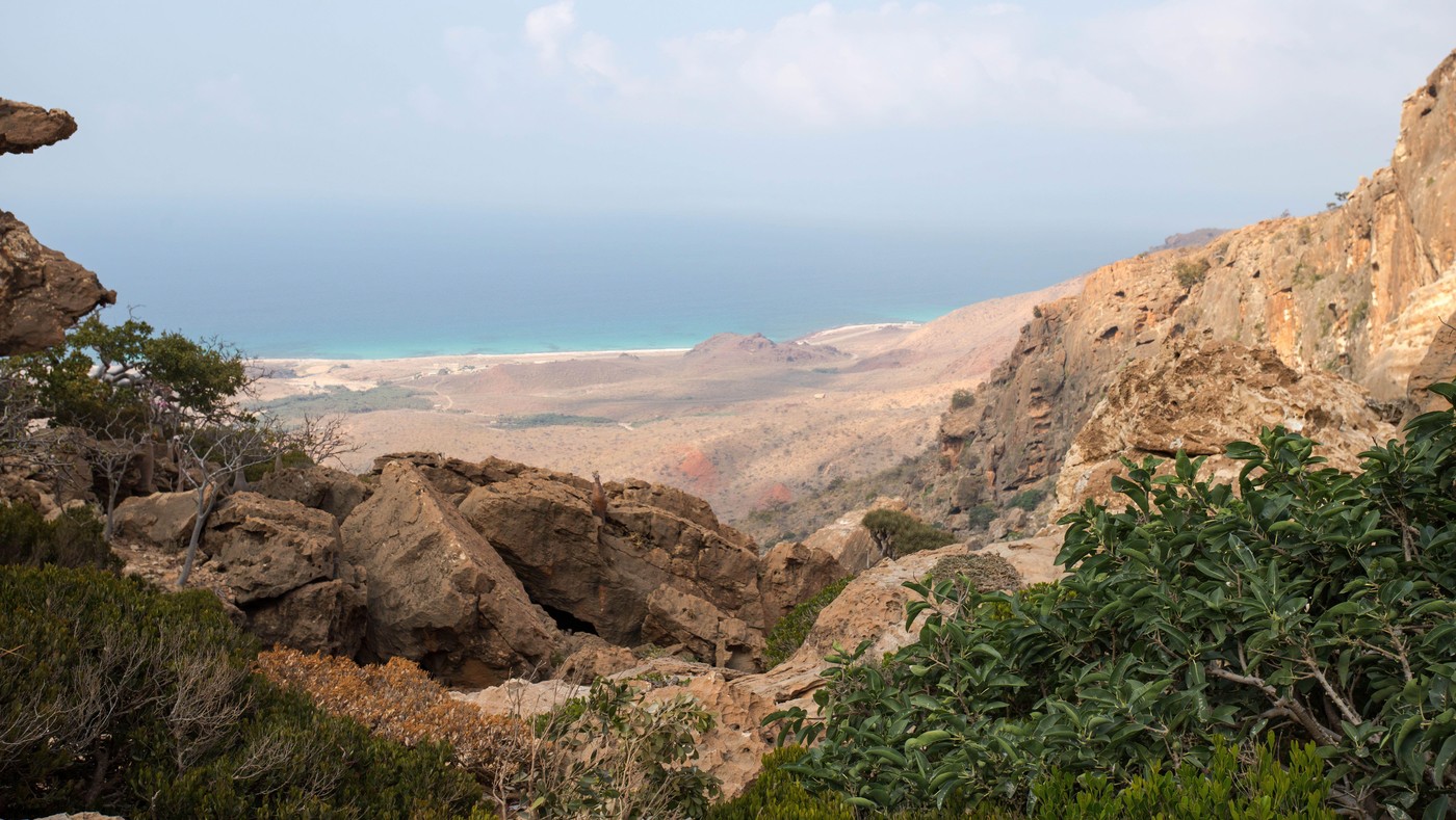 Sute de turiști, inclusiv o româncă, au rămas blocați pe o insulă îndepărtată din Golful Aden. Conflictul care a perturbat călătoriile