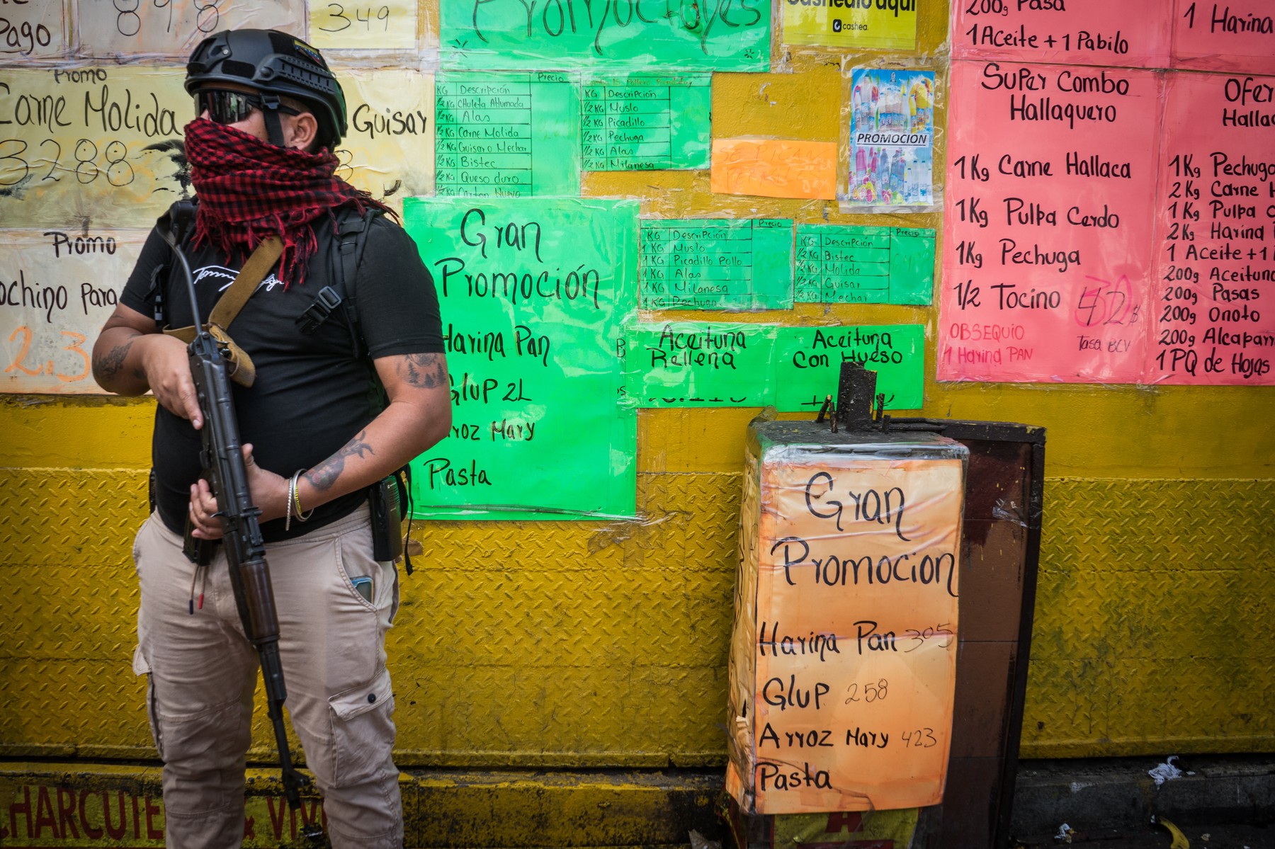 „Este înspăimântător. Sunt civili înarmaţi”. Regimul din Venezuela îşi impune autoritatea cu miliţii armate