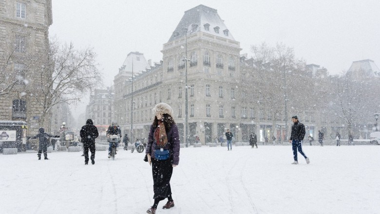 Franța, puternic afectată de ninsori și polei. Transportul în comun, traficul rutier și zborurile aeriene sunt serios bulversate