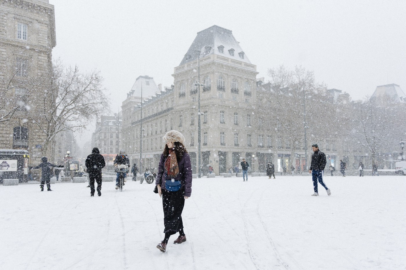 Franța, puternic afectată de ninsori și polei. Transportul în comun, traficul rutier și zborurile aeriene sunt serios bulversate