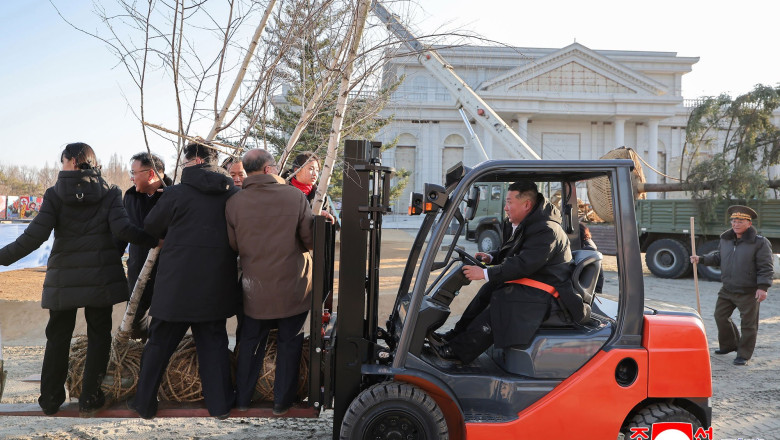 FOTO  Kim Jong Un s-a transformat în operator de stivuitor. Imagini hilare cu dictatorul din Coreea de Nord