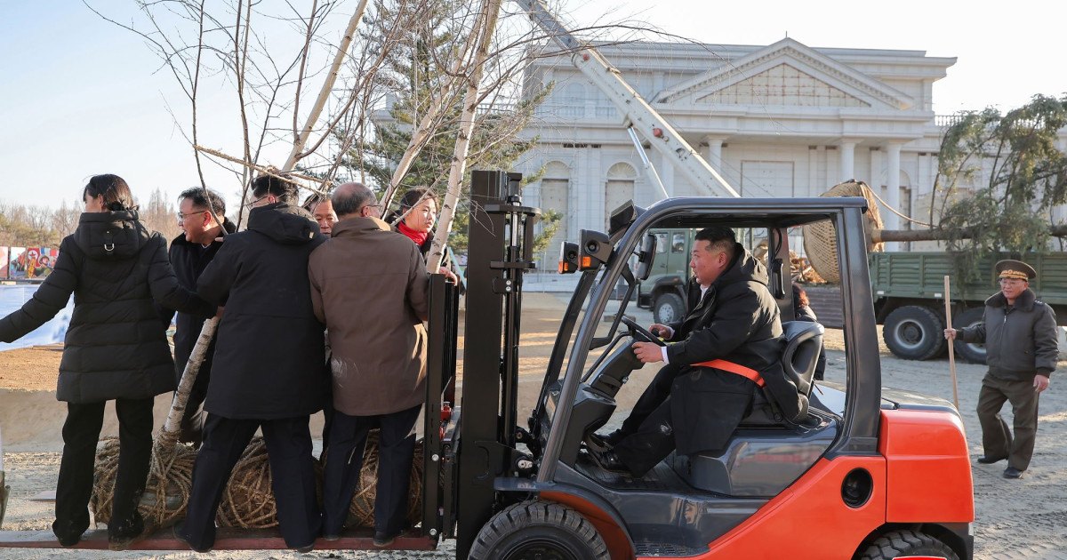 Kim Jong Un, operator de stivuitor în Phenian