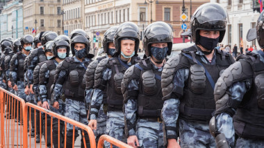 politisti rusi de la Rosgvardia, cu casti si echipamente de protectie