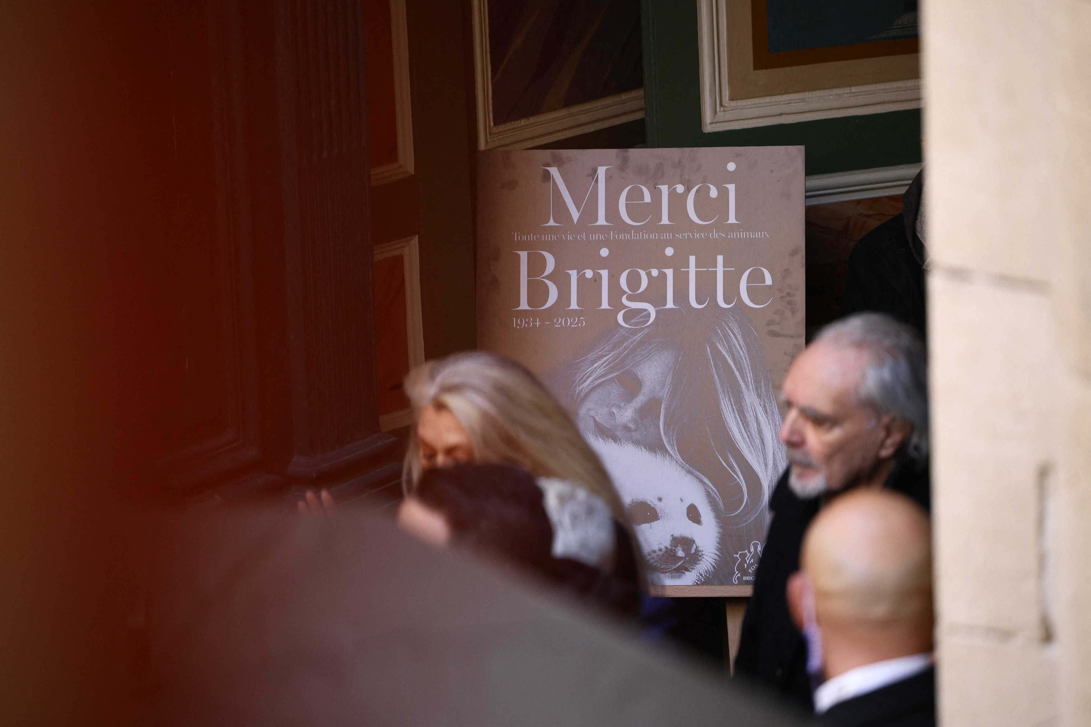 Funeraliile lui Brigitte Bardot: Mireille Mathieu a cântat a cappella. Omagiul adus de Gypsy Kings la finalul ceremoniei