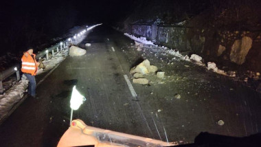 pietre cazute pe drum